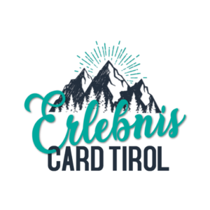 Detail Logo der ErlebnisCard Tirol. Berge mit Bäumen davor und türkisen Strahlen darüber. Davor steht ErlebnisCard Tirol
