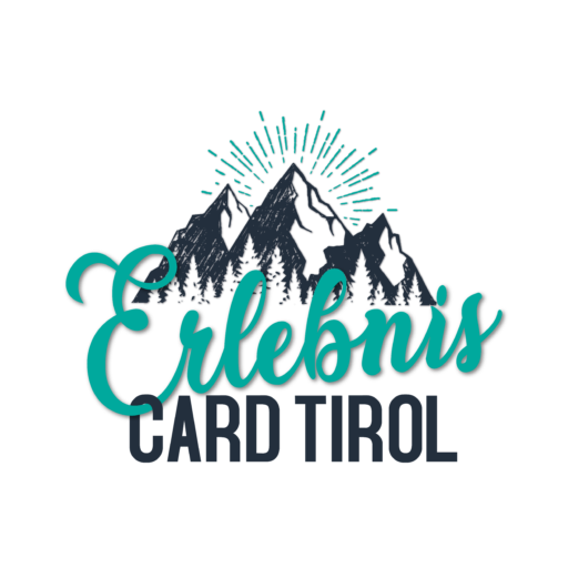 Detail Logo der ErlebnisCard Tirol. Berge mit Bäumen davor und türkisen Strahlen darüber. Davor steht ErlebnisCard Tirol