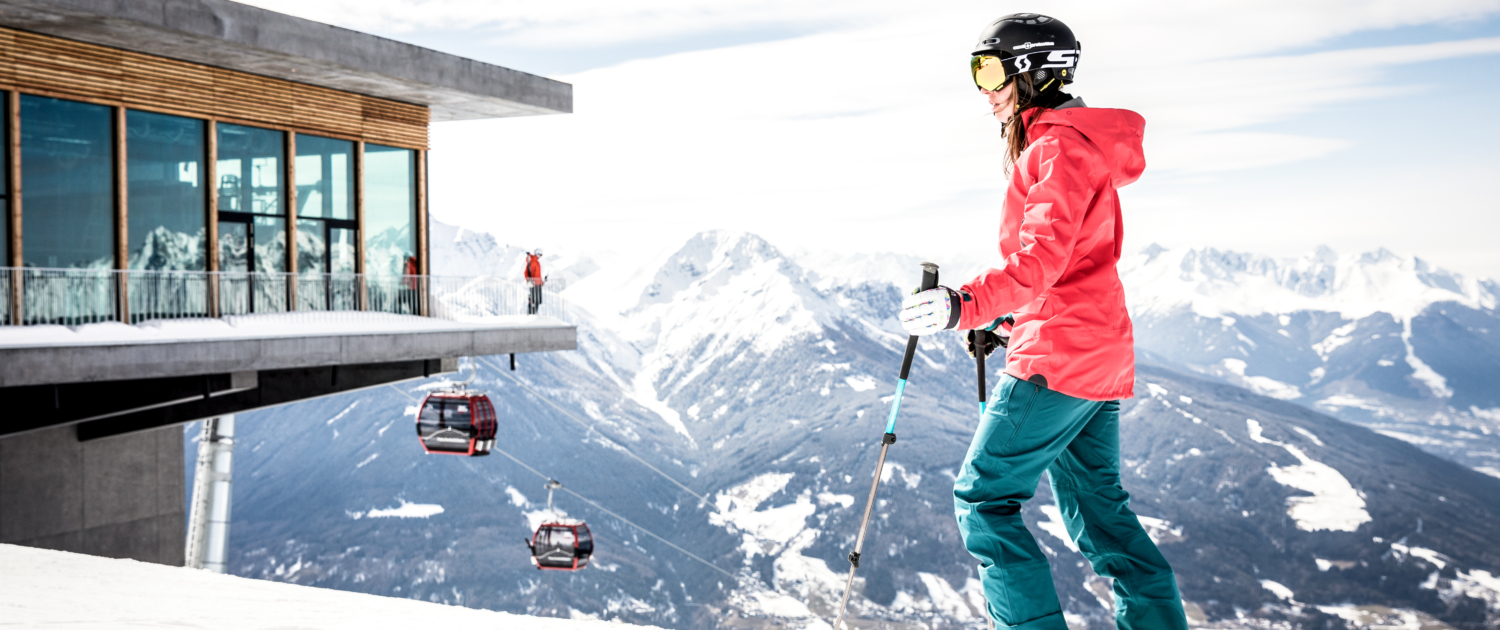 Skifahrerin an der Patscherkofel Bergstation Innsbruck im Winter